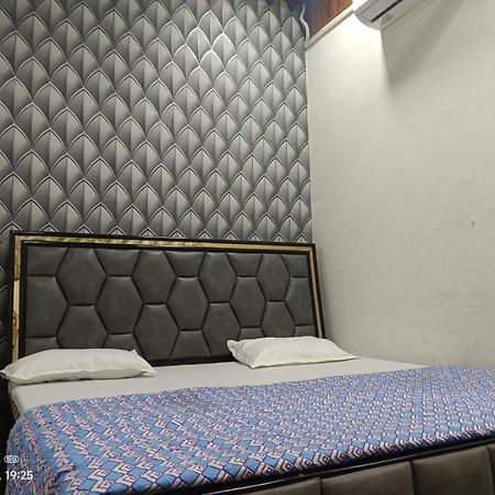 Отель Hari Krishnam Residency Матхура Экстерьер фото