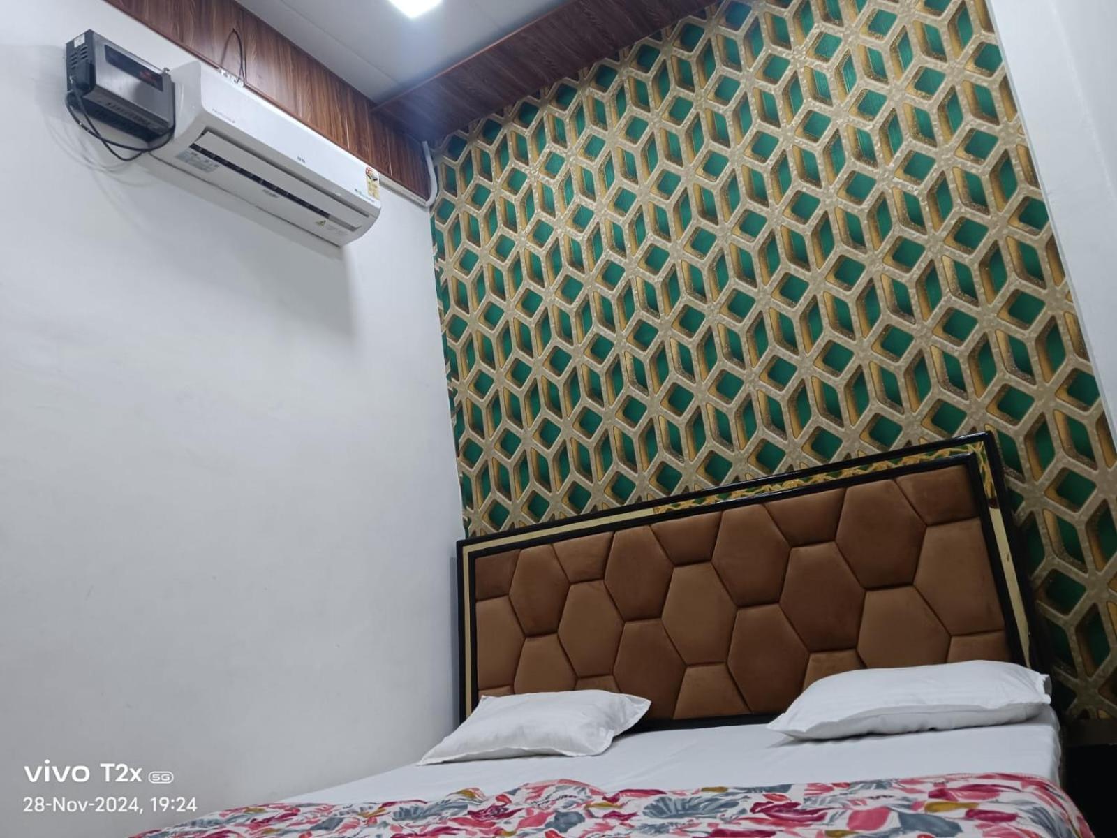 Отель Hari Krishnam Residency Матхура Экстерьер фото