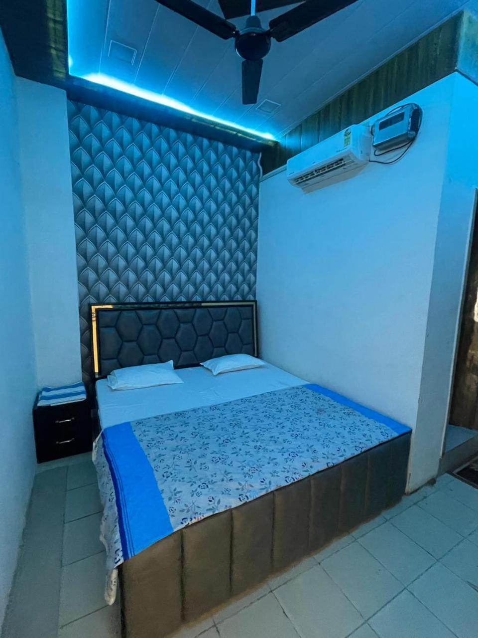 Отель Hari Krishnam Residency Матхура Экстерьер фото