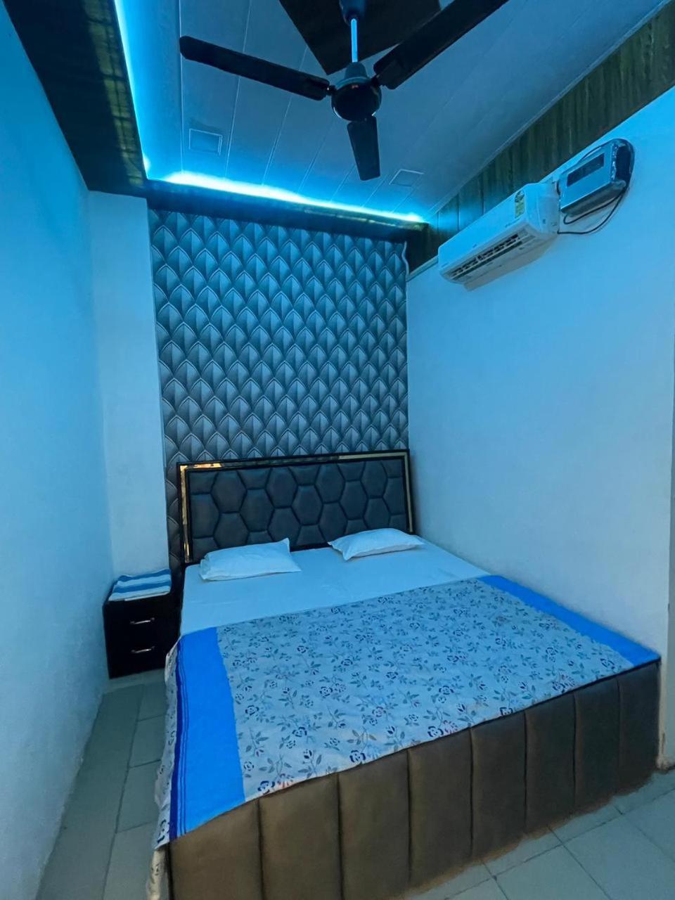 Отель Hari Krishnam Residency Матхура Экстерьер фото
