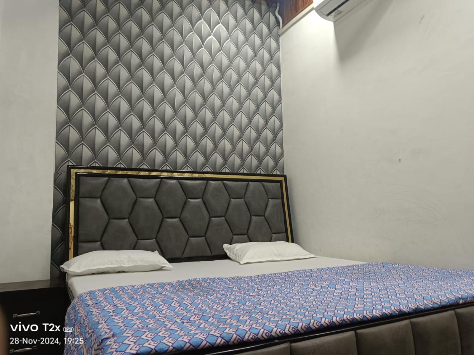 Отель Hari Krishnam Residency Матхура Экстерьер фото