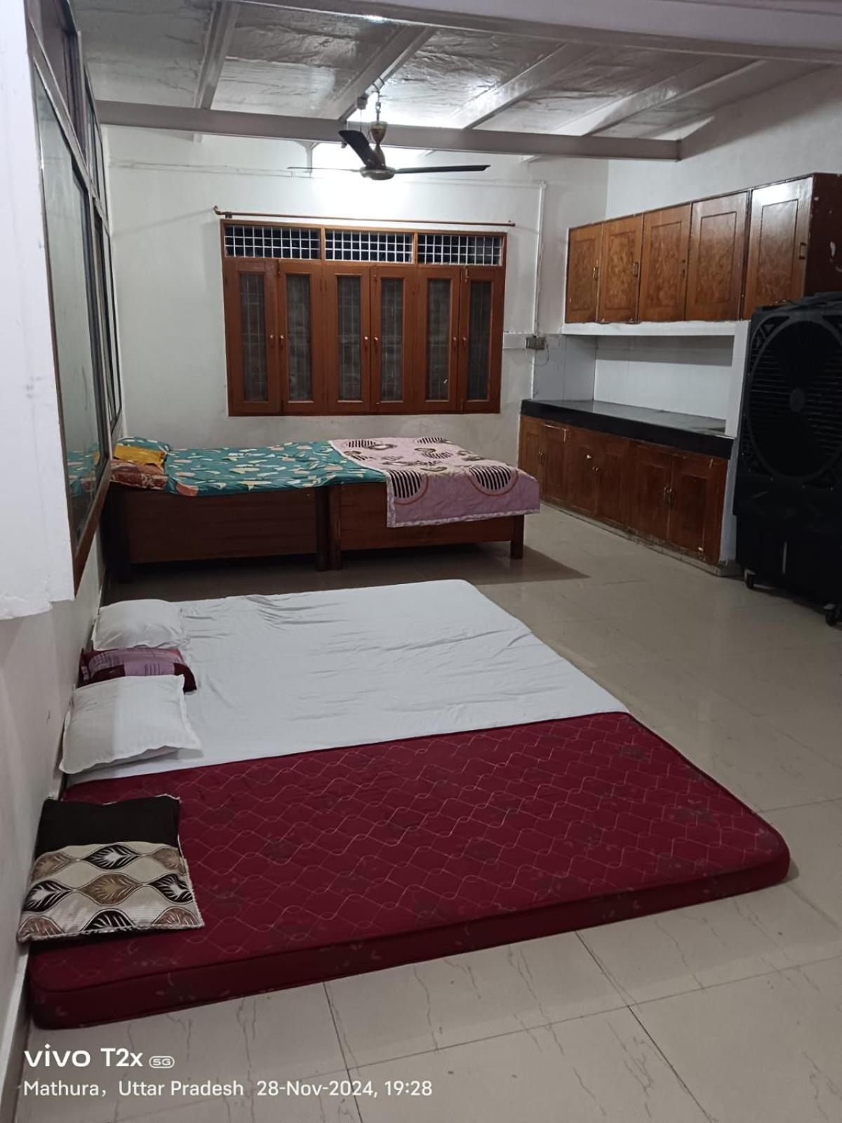 Отель Hari Krishnam Residency Матхура Экстерьер фото