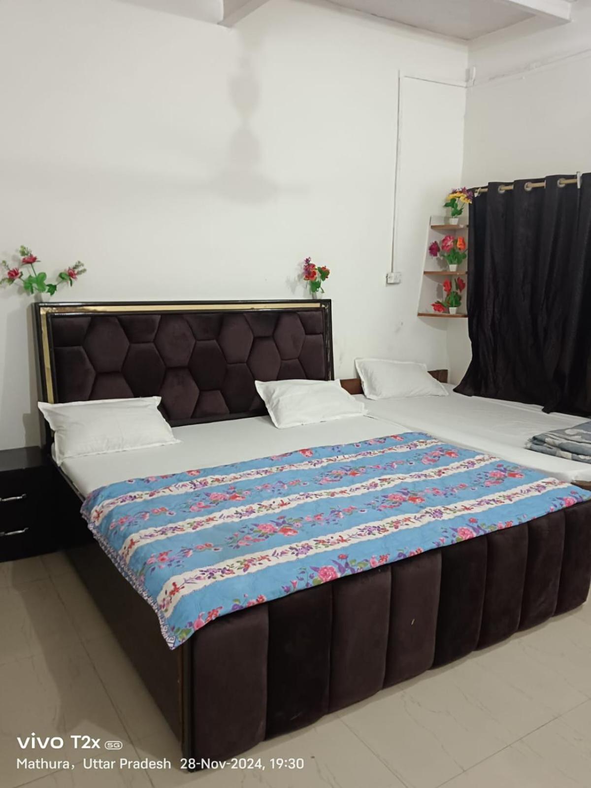 Отель Hari Krishnam Residency Матхура Экстерьер фото